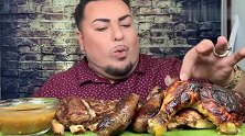 胖小伙吃烤肉BBQ，烤的有点黑了，但不影响他的食欲