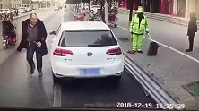 小车停路边阻挡清扫车 环卫工提醒反遭殴打
