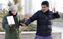 小伙为英雄救美，竟苦练如来神掌，结局真搞笑