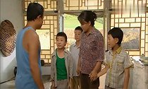 农村女被大妈欺负,不料三个熊孩子一人一把弹弓,打她个屁滚尿流