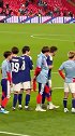 日本队在温布利球场1-0击败英格兰队！赛后球员们疯狂庆祝