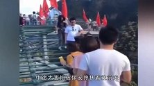 我太难了！“胆小”哥走玻璃栈道，被保安“搀扶”画风超搞笑