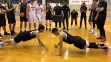 徐杰和王薪凯比拼花式俯卧撑，杜峰在一旁忍不住“调皮捣蛋”