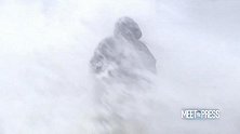 美国：一记者在报道飓风时被海浪袭击，险些被拍倒