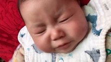 妈妈逗小宝宝聊天，没想过宝宝是这样的表情，小模样好萌啊！