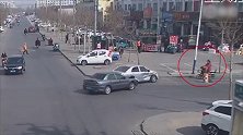 两车路口碰撞猛冲过来 骑车女两车间隙淡定通过毫发无损