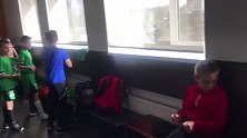 强劲对手！加里宁斯基竞技U10小球员抵达更衣室
