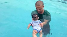 小宝宝学游泳，漂在水面翻身后一脸不情愿，当个宝宝也是不容易啊
