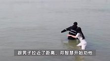 奖1万！女教师冲进长江拽回轻生小伙，细心帮其拧衣服：事后很后怕，不会游泳