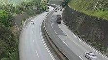 小货车突然失控飞出高速坠80米深山崖 后车吓懵