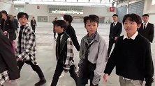 BOYSTORY边走边鞠躬弟弟们礼貌谦逊的亚子太可爱了
