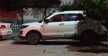 因家庭矛盾 女儿驾车顶着父亲在街头狂奔