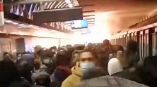智利：地铁一车厢电气故障爆炸冒烟 乘客尖叫奔逃