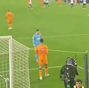 VAR回看维尼修斯报复动作时 贝林向瓦伦门将泼水发泄