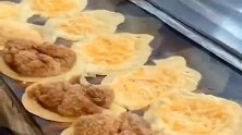 上海街头小吃：车轮饼，真有那么好吃吗吃一个还要排队！