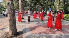 北京新疆舞大师，舞技超群功底深厚，徒弟们心悦诚服认真学习