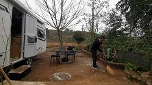 不买房常年住房车里的白领小哥有了梦寐以求的花园小院