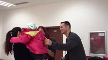 善良的外国夫妇收养中国宝宝，初见，妈妈瞬间心都被萌化了