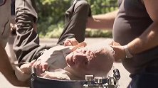 医护人员征用男子的车，直接把老人扔在了车斗里，真是太会玩了！