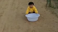 农村的宝宝就是皮实，给他一个盆都能玩这么嗨，太可爱了！