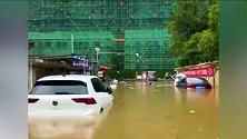 江苏扬州发布台风暴雨预警：城区现齐膝积水 预计阵风达8级以上
