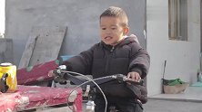 两岁宝宝骑自行车还不会刹车，他是怎样骑的把妈妈都吓到了