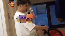 何洁夫妇一起接孩子放学！刁磊抱老三抚摸老大化身慈父