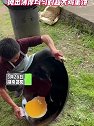 湖南邵阳：男子用一口大锅，摊出薄厚均匀的超大鸡蛋饼