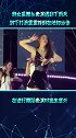 韩女星舞台表演遇到下雨天，脚下打滑重重摔倒在地相当惨