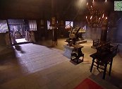岳不群坐镇嵩山，怎料左冷禅冤魂作祟，岳不群马上乱舞辟邪剑法
