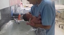 来看看国外产科怎么给新生儿洗头，宝宝舒服的只顾着安静享受