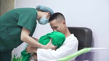产房刚接生了个宝宝，护士把他抱给爸爸，宝宝露出这样的表情
