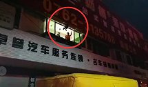 广东一男子因醉酒从四楼掉下 卡在广告牌之间动弹不得