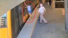 惊魂！女子赶火车意外被门“夹手” 惨遭拖行数米