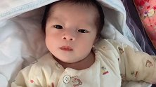 小宝宝躺在床上，瞪着个大眼睛看来看去的，这是在想什么啊