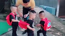 三胞胎宝爸接孩子放学，看到宝爸手中的工具后，其他家长都笑了