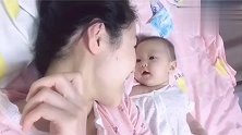 小宝宝和妈妈躺在床上，没想到妈妈看了一下宝宝，宝宝是这反应！