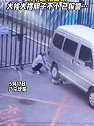 辽宁沈阳：女子停车换轮胎，男子趁机盗窃