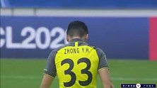第47分钟广州恒大球员钟义浩黄牌