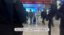 撒贝宁带龙凤胎现身机场，背俩大包累的直不起腰，4岁儿子混血感十足
