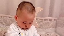 小宝宝坐在床上不睡觉，一个人也不知道在想什么好搞笑！
