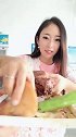 大块的五花肉造起来，小姐姐的吃相真带劲，一看就是个豪爽的妹子