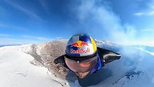 智利一男子穿翼装高速飞入冒烟的火山口