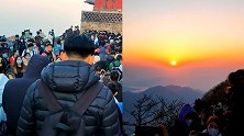 TOP丨为看日出游客连夜排队等候登山 香港黄金周零内地团