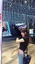 老婆今天心情不错，在街上就跳起来了