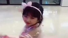 女神和女汉子的结合体，以后得有多少男孩要吃亏，家长可得管好了