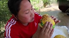 胖妹吃自制汉堡包，卖相很好看，咬一口下去香味十足