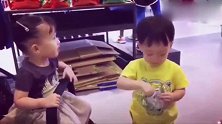 这才是两小无猜，弟弟给姐姐东西吃的画面看着好温馨哦