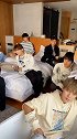 民宿只有最后一间房，大家今晚只好挤一挤了……