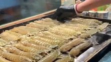 大厨这样处理皮皮虾，能好吃吗，排队的人还络绎不绝！